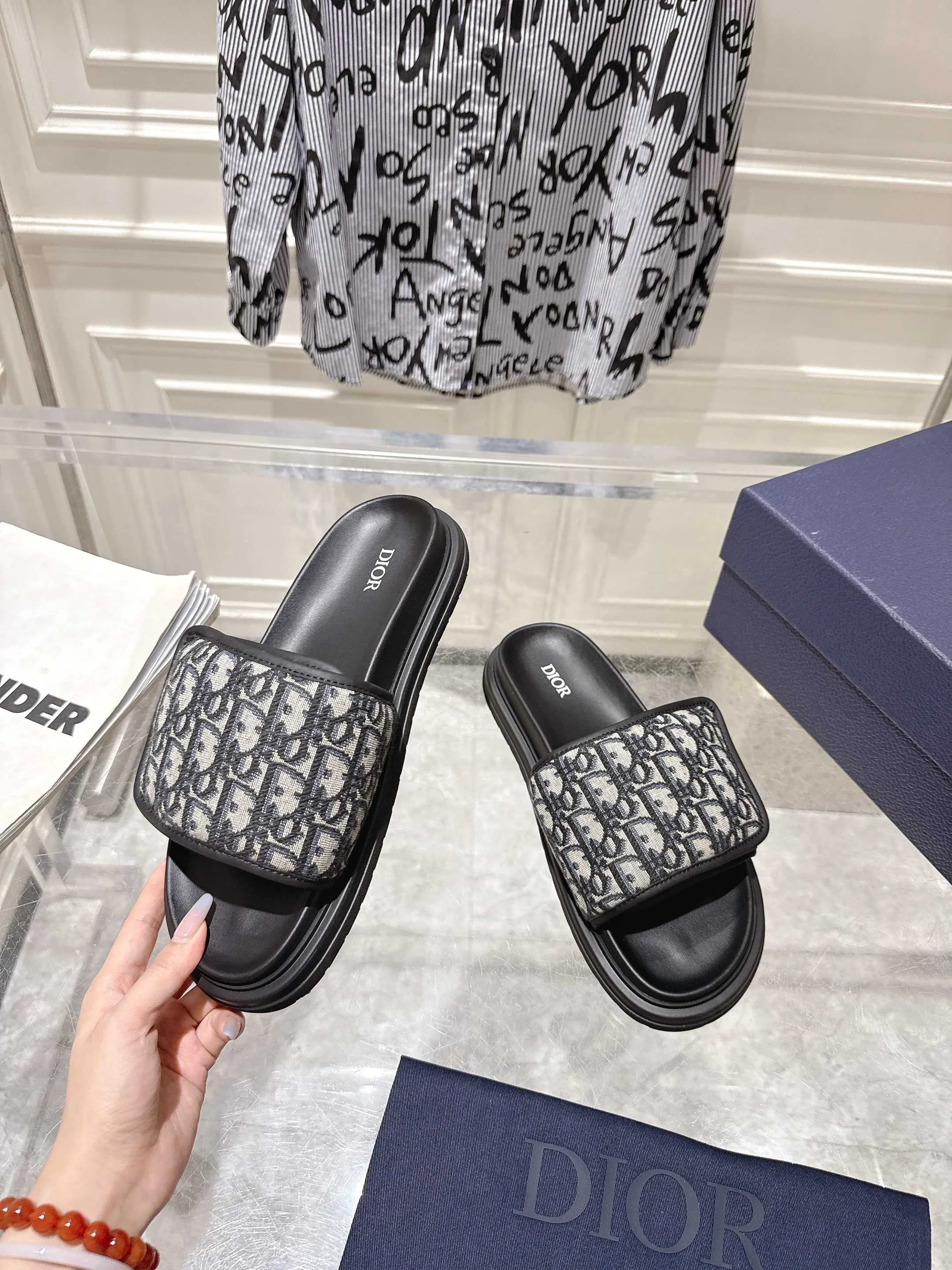 👟👟Ex-factory price 420👟👟 #Men's top version 𝐃𝐈𝐎𝐑# Dior's new men's summer slippers 🔥Purchase the original development Alias ​​sandals are new products in 2024. They are a leisurely and exquisite work. The upper is made of imported denim ➕ calfskin 🔥 Original molded rubber outsole provides the best comfort 🔥 ✔️Size: #38-46